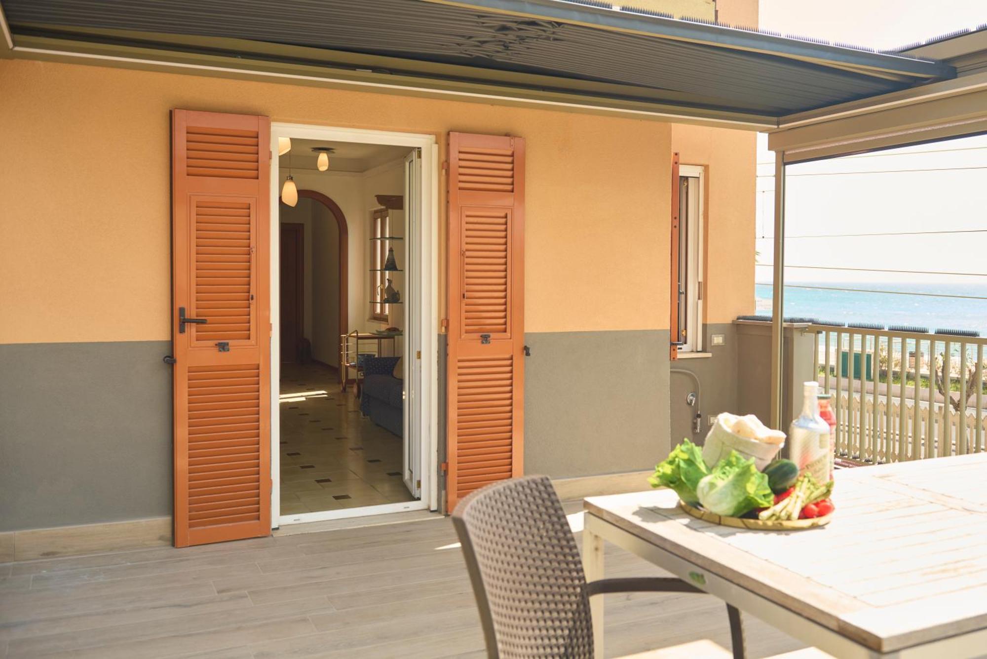 Terrazza Sul Mare A Pietra Ligure Apartman Kültér fotó